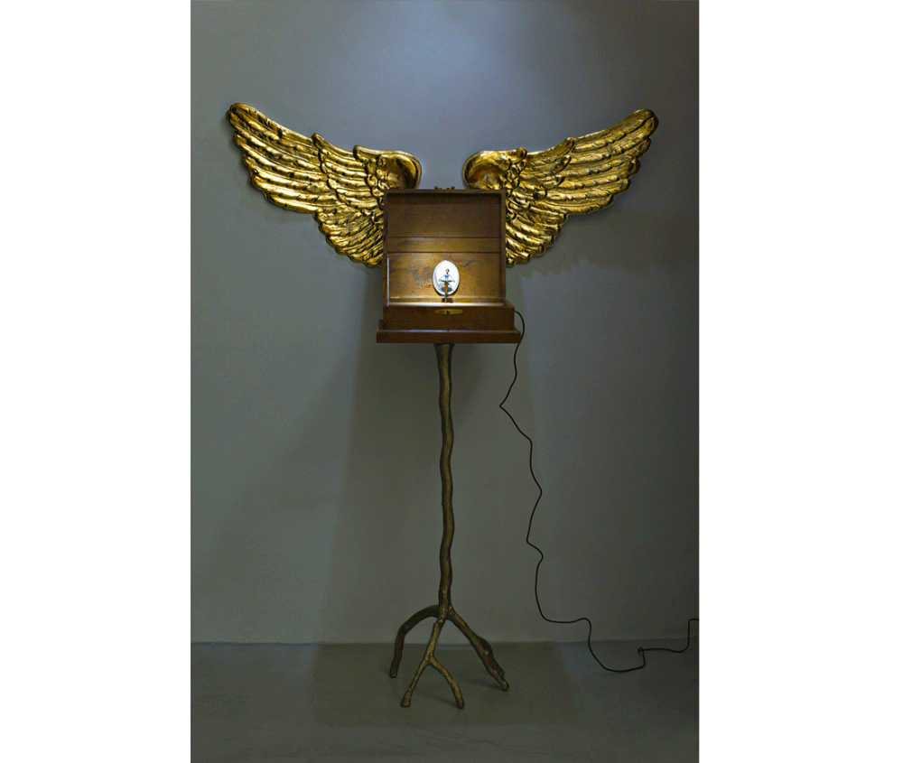 Gersony: Objeto Arte série Caixa Paradança I. Madeira, mídia eletrônica, resina e alumínio. 105 x 94 x 38cm - 2017