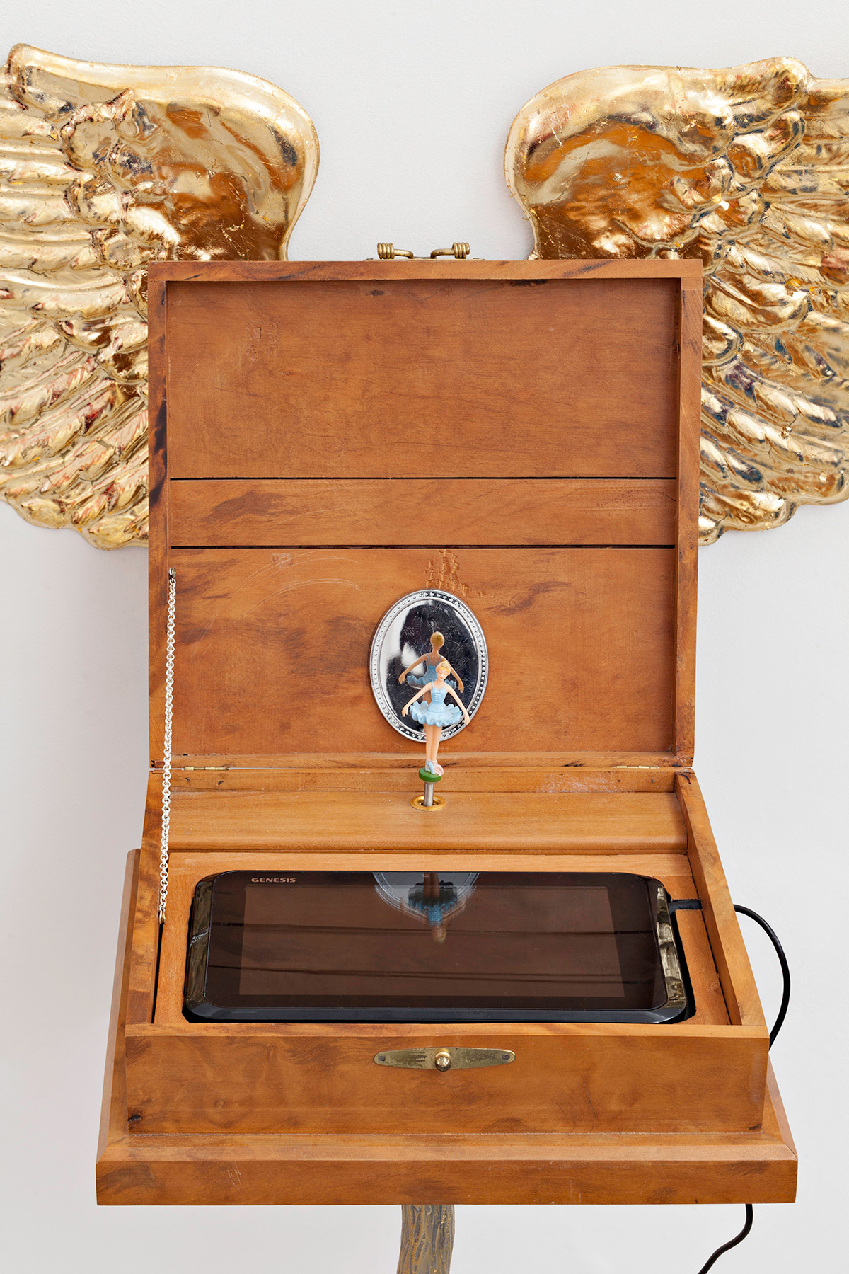 Gersony: Paradança Box - 2017 - Wood, electronic media, resin and aluminum, 105x94x38cm.