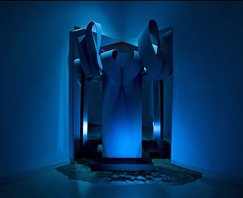 Gersony: Objeto-arte "O Outro Lado" / cena - madeira, fórmica impressa, manta de poliespuma, espelho, iluminação - 1,80 x 1,50m - Atelier da Artista - SP - 2008