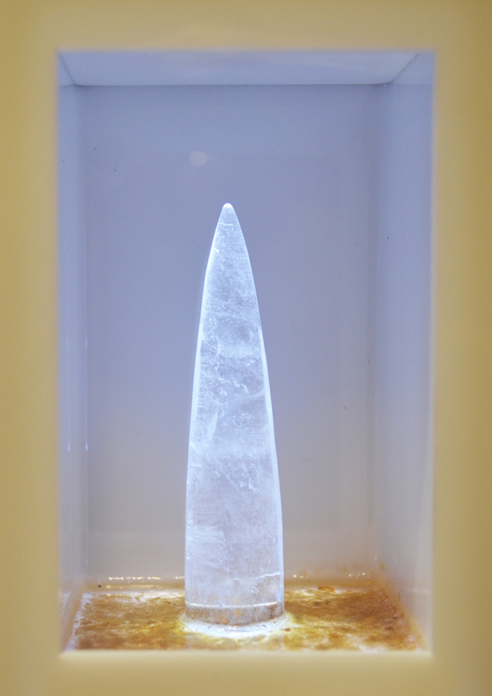 Gersony: Gotas plantadas I - Acrílico, led, cristal e mica - 20x40x10cm
